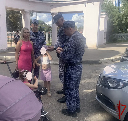 Прохожая и росгвардейцы помогли потерявшейся на Дне города шестилетней девочке